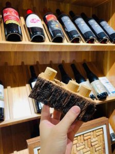 ​红酒软木塞是什么材料做的(红酒软木塞是什么树)