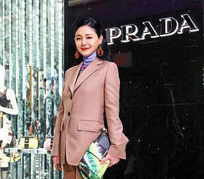 大小S合体照,一个圆润气色佳,一个老气脸显僵