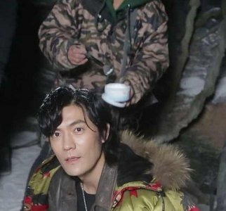 ​6张《沙海》幕后照：黑爷摘下眼镜，梁湾骑在骆驼上卖萌！
