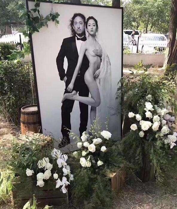 当年徐静蕾因为他离开王朔,如今他娶小23岁娇妻,婚纱照太抢眼