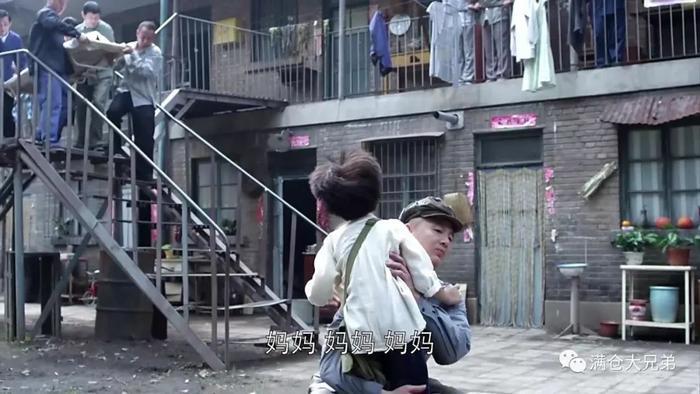 两个男人的悲惨童年,藏在同一座楼里