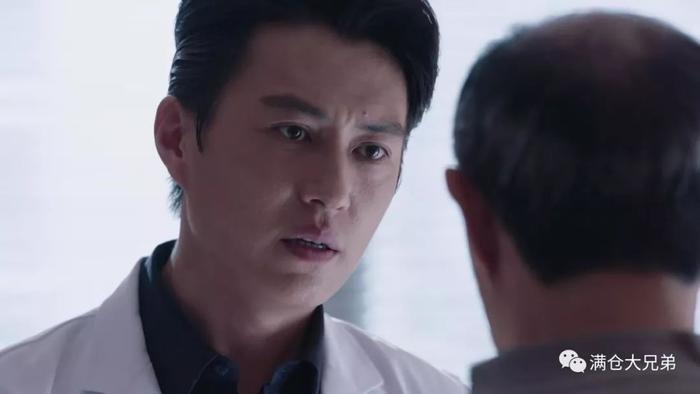 两个男人的悲惨童年,藏在同一座楼里