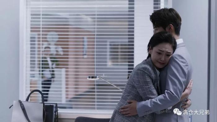 两个男人的悲惨童年,藏在同一座楼里