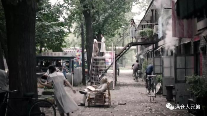 两个男人的悲惨童年,藏在同一座楼里