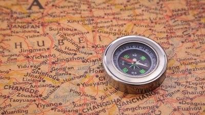 ​指南针红色的一头指向什么方向