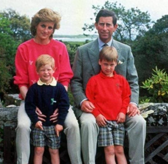 查尔斯从牵着妹妹手到70岁生日庆典,9张照片看他一生传奇!