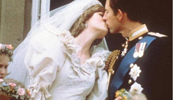 查尔斯从牵着妹妹手到70岁生日庆典,9张照片看他一生传奇!