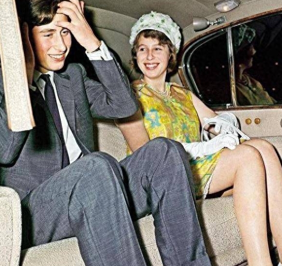 查尔斯从牵着妹妹手到70岁生日庆典,9张照片看他一生传奇!