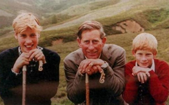 查尔斯从牵着妹妹手到70岁生日庆典,9张照片看他一生传奇!