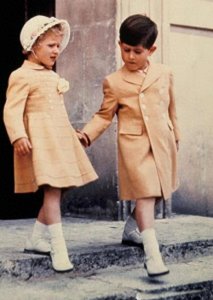 ​查尔斯从牵着妹妹手到70岁生日庆典，9张照片看他一生传奇！