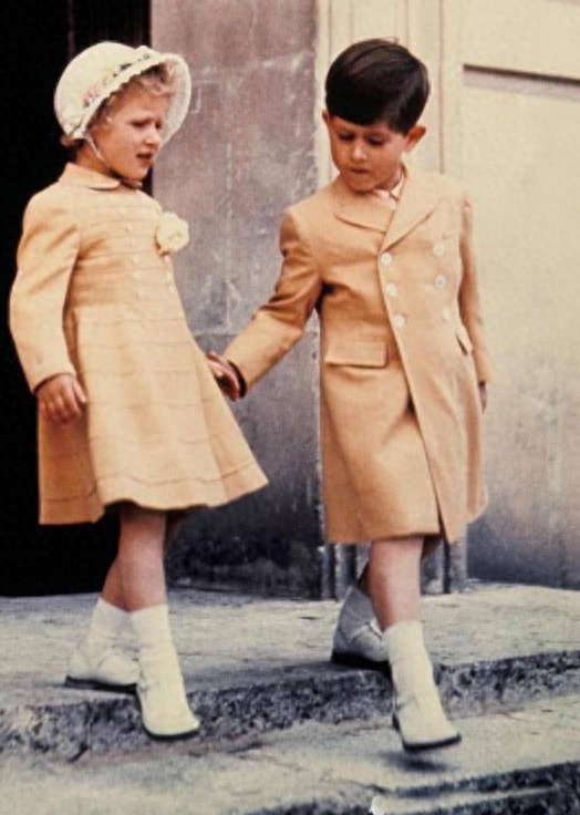 查尔斯从牵着妹妹手到70岁生日庆典,9张照片看他一生传奇!