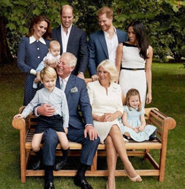 查尔斯从牵着妹妹手到70岁生日庆典,9张照片看他一生传奇!