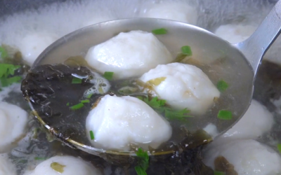 ​鱼丸制作方法 教你在家自制鱼丸，做法简单，个个鲜嫩Q弹，干净健康，吃着放心