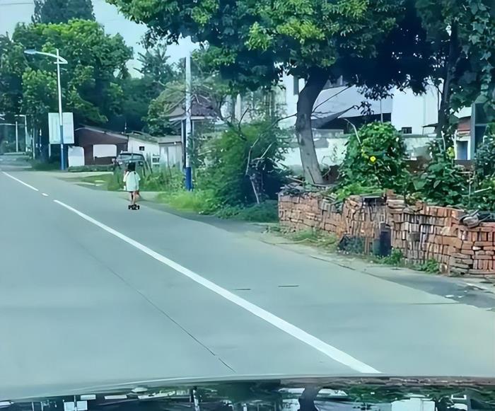 老婆一生气就离家出走怎么办（独自踩滑板离家出走）