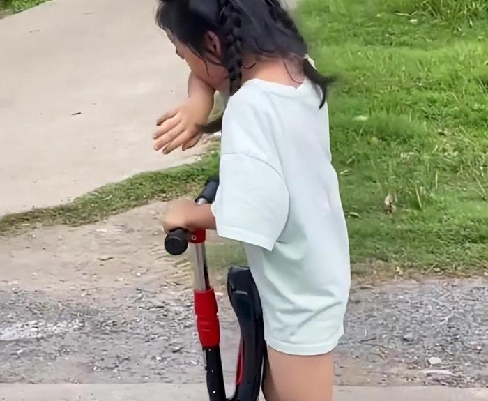 老婆一生气就离家出走怎么办（独自踩滑板离家出走）