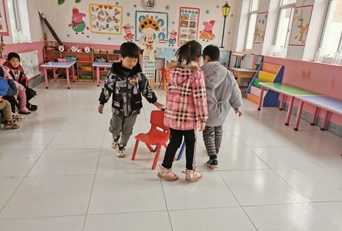 抢凳子的比赛规则