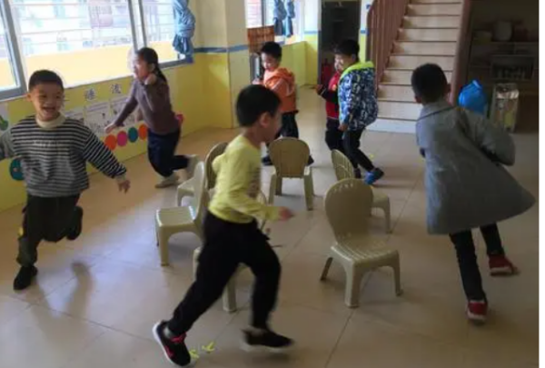 抢椅子游戏规则,从抢椅子中能悟出什么道理?图1