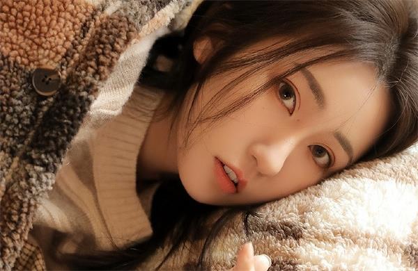 感觉女生对自己有好感，为什么她不主动联系自己