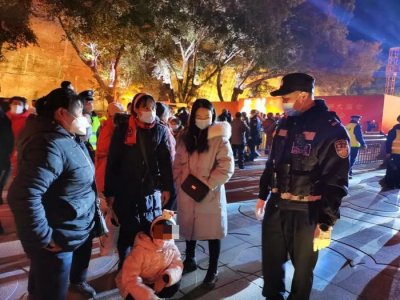 ​乐山民警两天“捡”两娃，外出游玩大意不得！