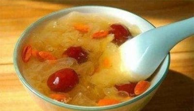 ​莲子百合银耳汤可以天天喝吗(银耳莲子羹出胶)