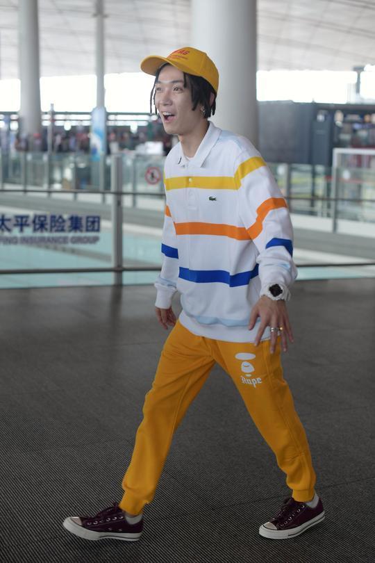 谢锐韬现机场,网友:这发型也太有个性了,一般人还真驾驭不了!