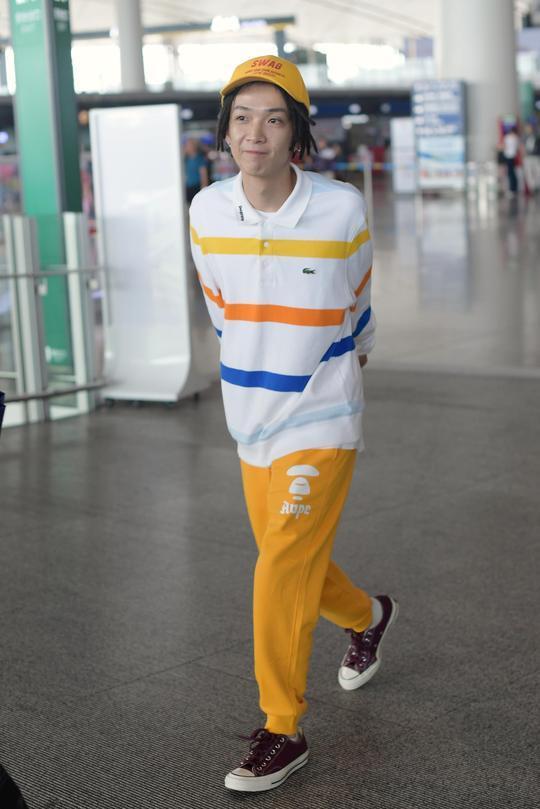 谢锐韬现机场,网友:这发型也太有个性了,一般人还真驾驭不了!