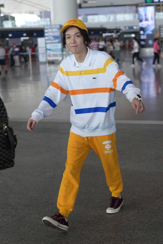 谢锐韬现机场,网友:这发型也太有个性了,一般人还真驾驭不了!