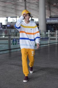 ​谢锐韬现机场，网友：这发型也太有个性了，一般人还真驾驭不了！