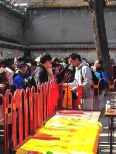 ​周冬雨烧香祈福被偶遇 素颜现身超低调