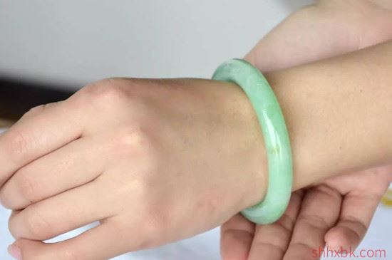 玉镯子戴哪个手上比较好